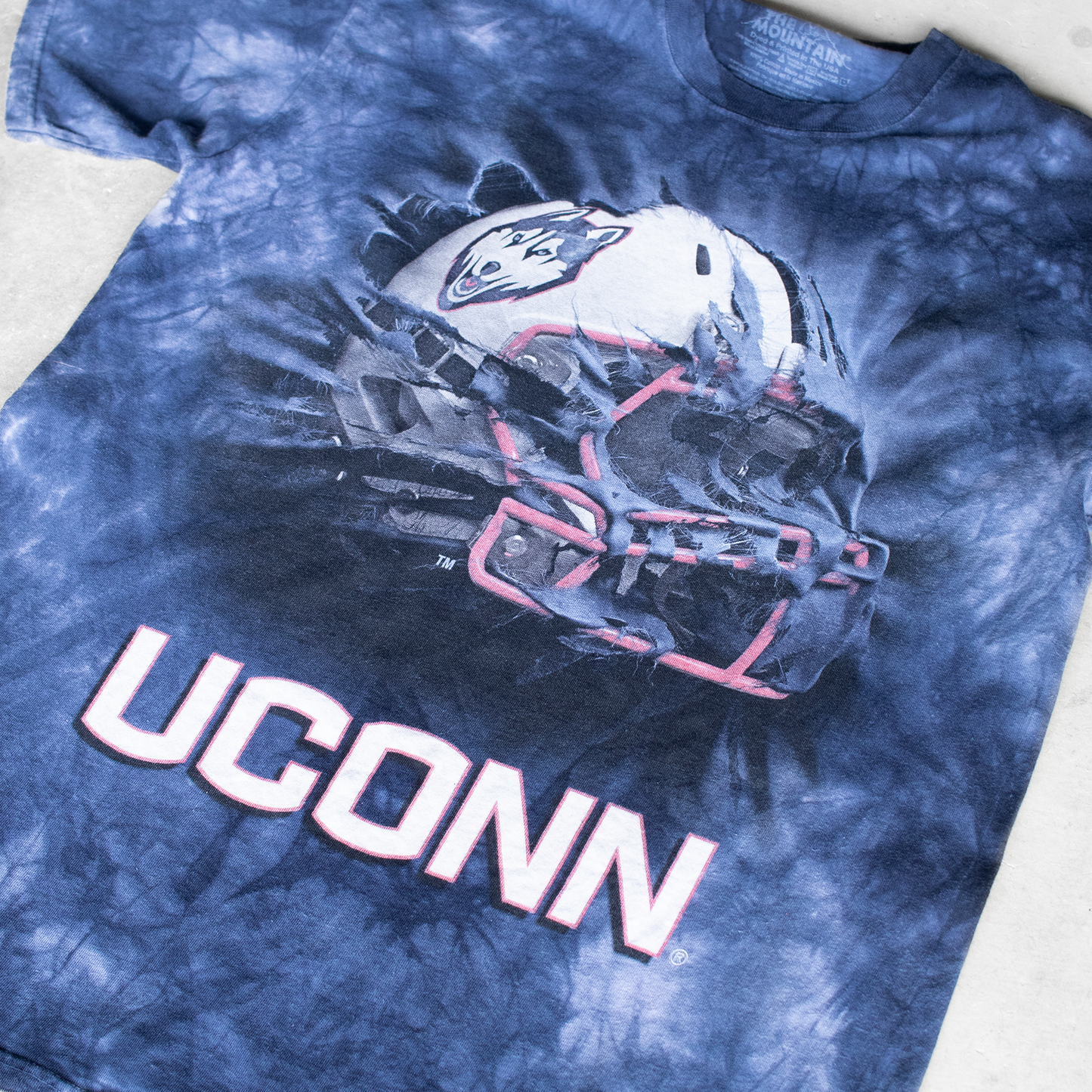 Vintage UCONN Huskies Football Helmet Graphic T-Shirt (L)