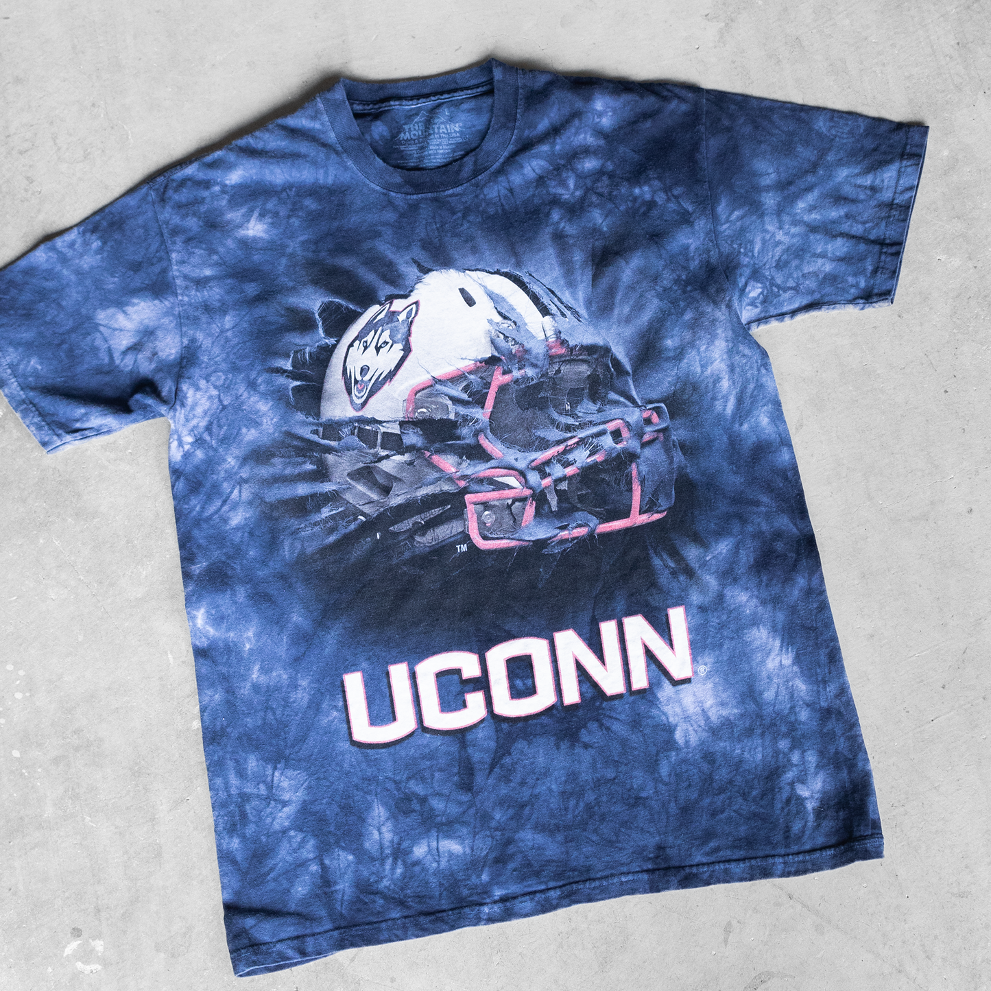 Vintage UCONN Huskies Football Helmet Graphic T-Shirt (L)