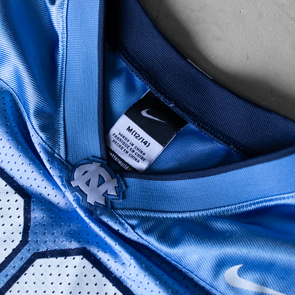 Vintage Nike UNC #26 Youth Football Jersey (M)