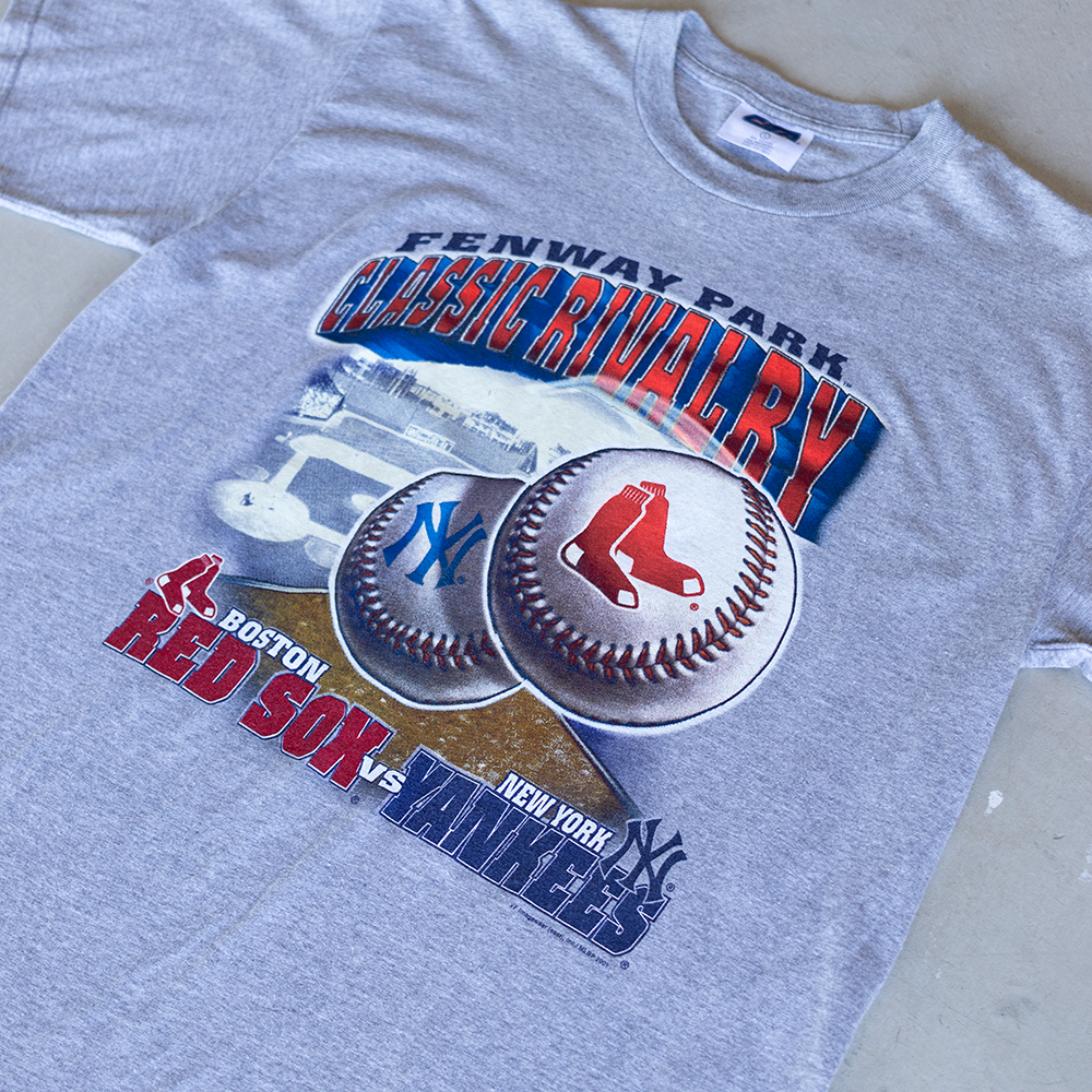 Vintage MLB New York Yankees Vs Boston Red Sox Graphic T-Shirt (L)